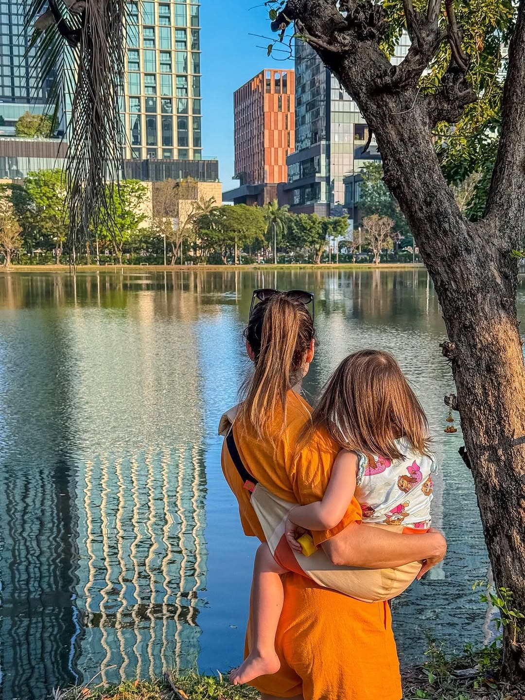 ✨Mamilla kuponkód: ‘travelwithkids’ - 5 000 Ft kedvezményre jogosít a Wildride hordozóra, a Mamilla üzletében és a webshopon is be tudjátok váltani!
A kupon február 1-ig érvényes! @mamilla_baby_store
Sokan kíváncsiak voltatok erre a típusú hordozóra, azt hiszem már eleget meséltem róla, hogy mi mennyire és miért is szeretjük!
Összegyűjtöttem még nektek a leggyakoribb kérdéseket, amiket ezzel kapcsolatban kérdeztetek!
👉🏻Jobb e/miben mást, mint egy csatos hordozó?
A csatos hordozó kirándulásokra, hosszabb távra jobb lehet, én ezt nem is túrázásra kerestem, hanem pont ezekre a 10-15 perces távokra - taxiba, kocsiból ki/be, repülőről le/átszállni, de annak idején pl. oviba menet is jól jött volna, amikor Liza még pici volt, és mentünk Árminért, vagy csak beugrani egy gyors shoppingra! :) Szóval ennél a típusnál inkább rövidebb távokra gondolkodjatok! :)
👉🏻Mennyi idős kortól ajánlom?
A terméket a gyártó 9 hónapos kortól 4 éves korig ajánlja, vagy 20 kg-ig! Én olyan totyogóst tennék már bele, aki jól tartja magát, ha már állni is tud, még jobb, hiszen akkor tényleg csak bele kell bújtatnod a babát! :)
👉🏻Mennyire koszolódik, mennyire strapabíró!
Ez egy prémium márka, nagyon jó az anyaga, a designja is meseszép, többféle színben tudjátok beszerezni. Nyilván egy egy hónapos utazás alatt koszolódik, én kézzel mostam ki, nem látszik rajta semmi! :)
+ én anno a Mei Tai hordozónál is elmentem személyesen kipróbálni a mini Lizával, és most is ugyanezt tettem ennél a márkánál is, hogy jó e, kell e nekünk, passzol e hozzánk, Liza belefér e még stb.
Szóval én most is azt tanácsolom nektek, hogy ha a közelben laktok, ugorjatok be a Mamillába a 11. kerületbe, annyira segítőkészek a lányok, ráadásul gyönyörű a bababolt!
#reklámnakminősülőtartalom #babahordozó #csípőhordozó #utazásgyerekkel #utazásbabával #utazóbaba #utazóanya