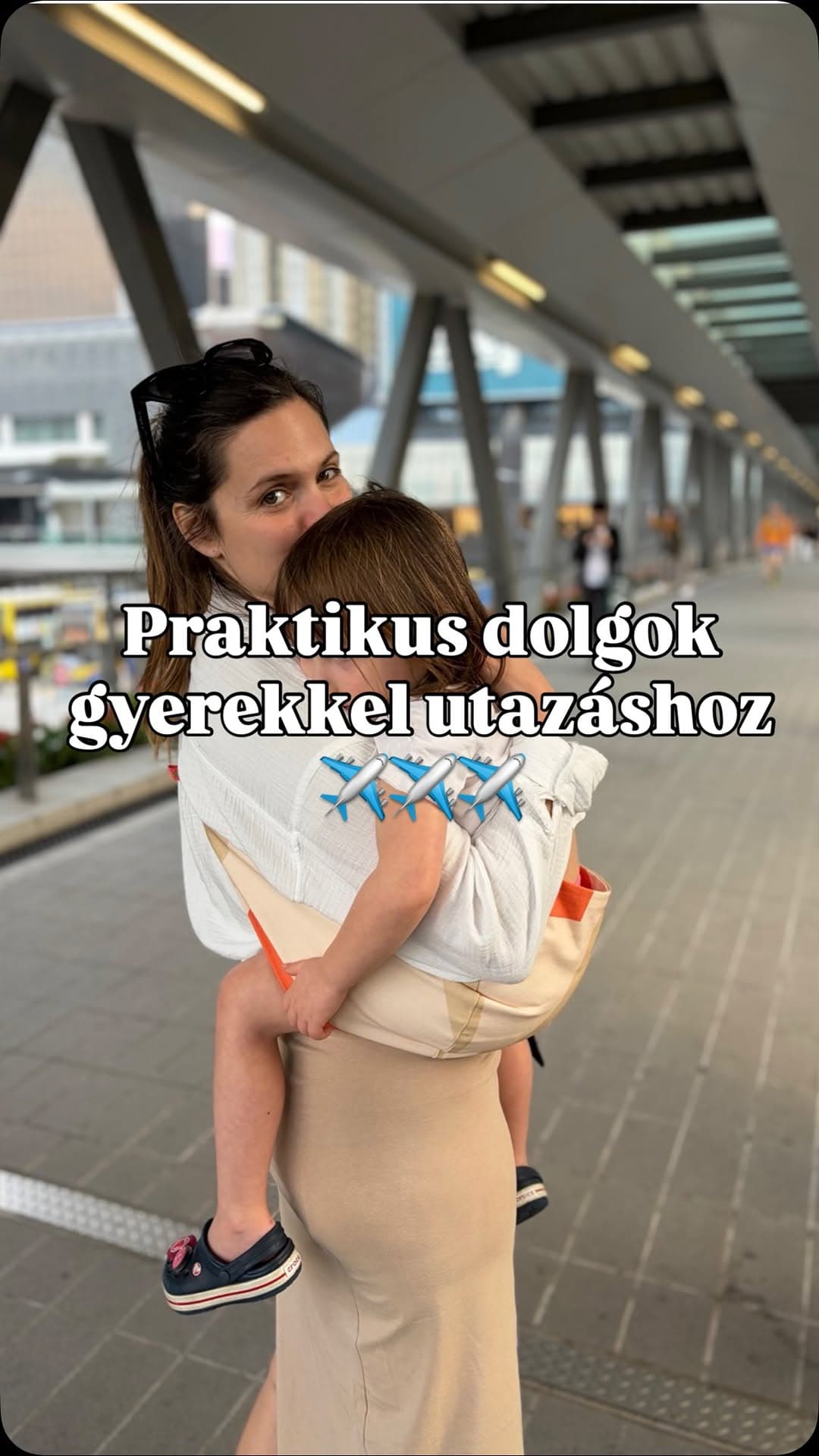 A babakocsink mellett megmutatom nektek a leghasznosabb dolgot, amit az utazásra hoztunk magunkkal!✈️🛫
Azt gondolom, mondhatom magunkról, hogy tapasztalt utazók vagyunk a gyerekekkel, szóval tudom, mi az, amit minden utazásra viszünk magunkkal, és persze mindig felmerül bennem, ahogy a gyerekeim nőnek/változnak, mi az, ami a következő utazásra még sem kell, vagy pont ellenkezőleg, mi az, ami lehet jól jött volna.👌
Mivel tengerentúli járattal utaztunk, tudtam, hogy lesz éjszakai utazás és átszállás is, és átszálláskor sokszor nem kapjuk vissza a babakocsit, ezért kellett valami opció arra, ha mindkét gyerek bealudna a képen. És igen, jól láttam a dolgot, volt ilyen szitu - többször is.
Mi nálunk a hordozás pici korukban volt opció, viszont ahogy láttátok már többször, babakocsi a mai napig jön velünk!💪💪
Nekem elég vacak a derekam, viszont Liza imádja cipeltetni magát rajtam - és annyira előttem van, hogy pici kora óta ő mindig féloldalasan van a kezemben, hogy a másikkal csinálhassak valamit. 🙈🙈
Nyilván ezt a terméket nem a hosszú túrázásokra találták ki, viszont nekem az utazáshoz, repülőről le/átszálláshoz, taxiból ki/be szálláshoz, sorbanálláshoz, de még a reggeli büféreggelihez is szuper hasznos volt! Meg persze azért séta közben is volt, hogy elfáradtak, akkor is felkaptam vagy a férjem.
Szinte semmi súlya nincs, és az én kézi hátimba is simán belefért, szóval nagy vizet nem zavar, ellenben iszonyatosan örültünk neki, hogy jött velünk!🙏🙏
Az én gyerekeim egyébként 13,5 és 16 kg-ok, ezt simán lehet használni 20 kg-ig!👧🏼🧒🏻
Ti ismertétek ezt a márkát, próbáltátok már a csípőhordozót? 🥰
Nektek mik azok az eszközök, amik megkönnyítik a babás/gyerekes utazásokat?
@mamilla_baby_store
@wildride_official
Írjátok meg kommentben!👇🏻
Kisgyerekes utazások | Repülés gyerekkel és babával
#gyerekkelutazás #travelwithkids #utazócsalád #anyablogger #gyerekkel #repülésgyerekkel #repülésbabával #ázsiagyerekkel #utazóanya #utazóbaba